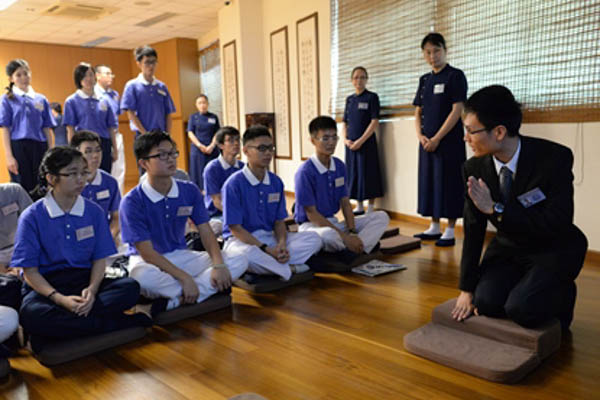 林振泉学长（右一）在学佛行仪中，亲自操作指导初阶学员正确的礼佛步骤。(摄 / 蔡佑良)