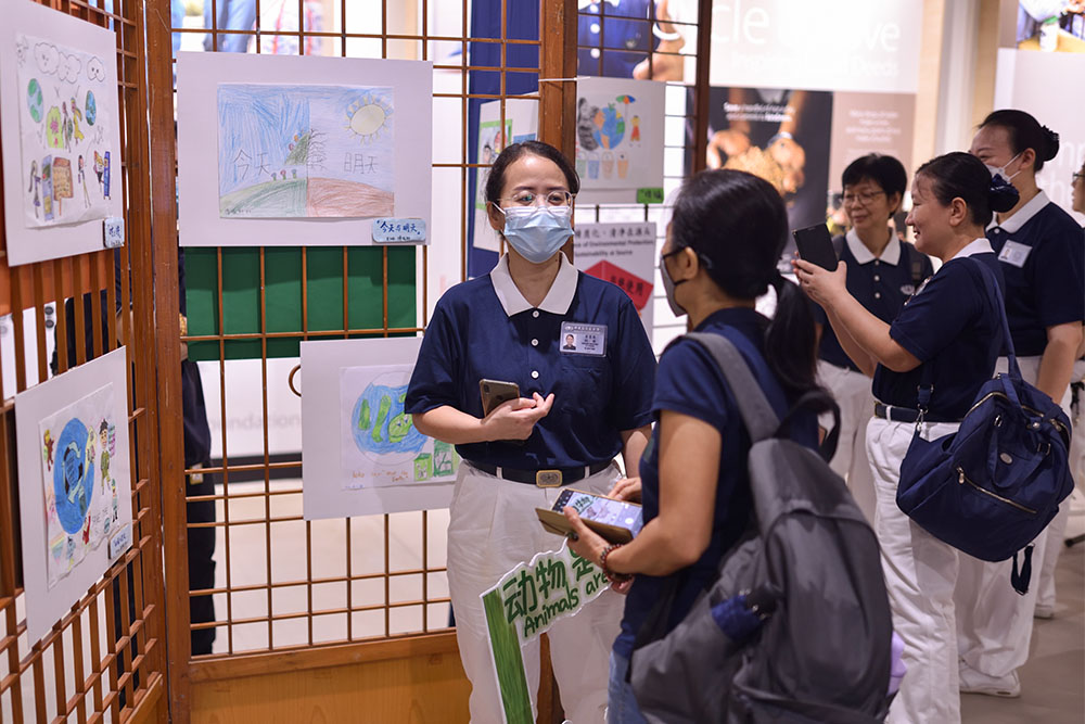 亲子班环境保护绘画展示，吸引家长来探一探，童心纯真，也许能感动到关心环境的大人们。（摄/ 黎东兴）