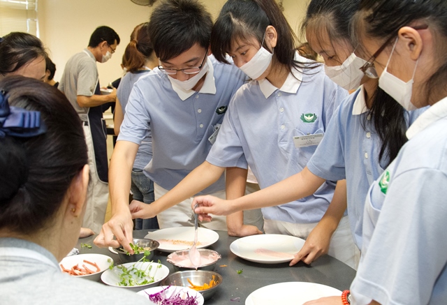 按摩烹饪做家务 慈少行动显孝心