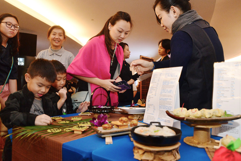 The mouth-watering vegetarian meal recipes on display attract many visitors (Photo by Pua Poo Toong)  
