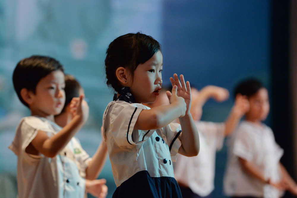 Preschoolers giving a sign language and song performance titled, “The Kneeling Lamb”. (Photo by Chai Yu Leong)