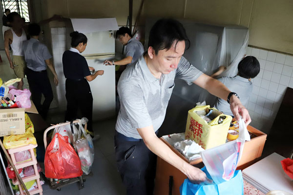 组屋翻新有烦恼 志工相助无假日