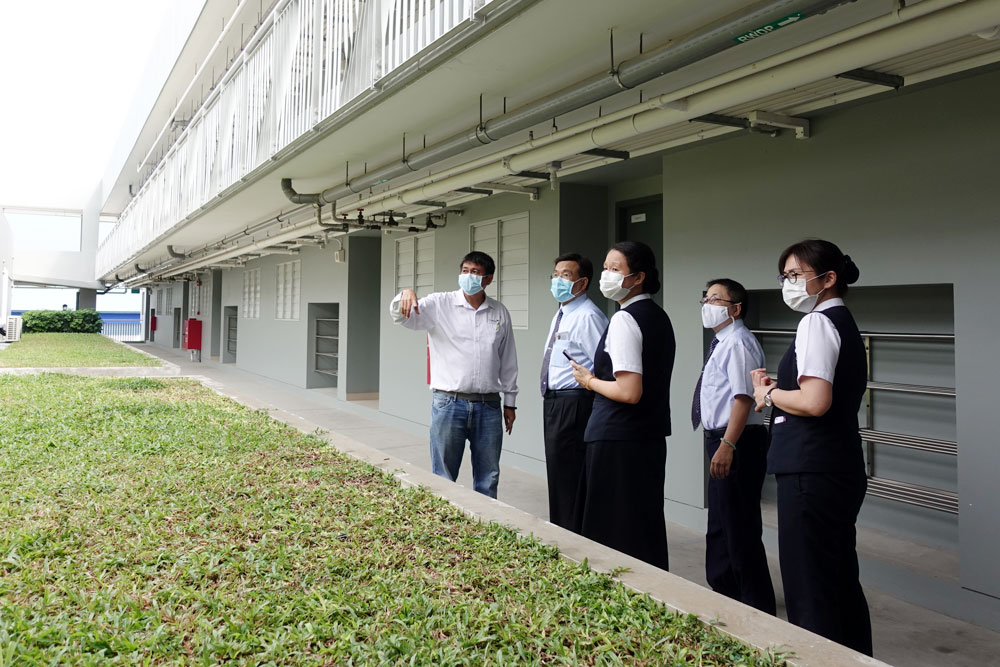 On 11 February, Mr. Oh (first on the left) accompanied Tzu Chi’s epidemic relief committee for a tour around the dormitory. (Photo by Pang Lun Peng) 