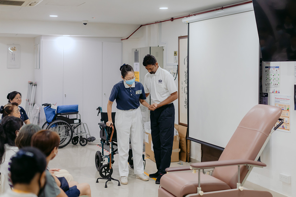 Volunteers Participate in Dental Assistant Training to Enhance Support for Elderly Patients and Caregivers 